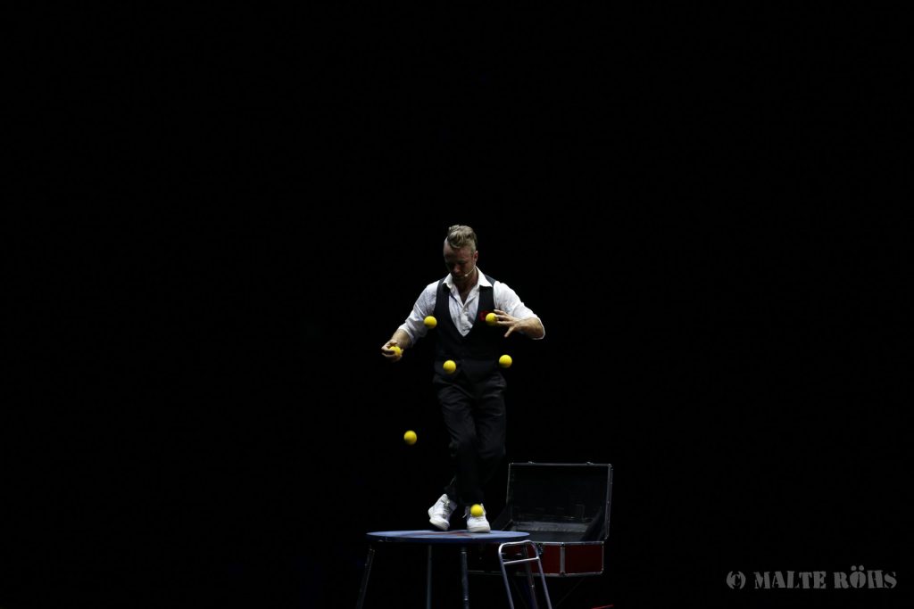 Seven ball juggling during Circus Flic Flac - Höchststrafe – 25 Jahre Flic Flac