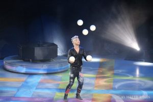 Zdenek Polách during a juggling performance with 5 balls in the PUNXXX show of circus Flic Flac